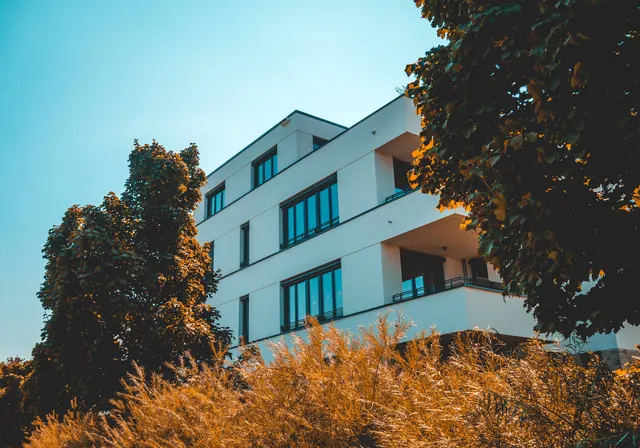 Referenzobjekt: Modernes Wohngebäude mit Balkonen im Grünen